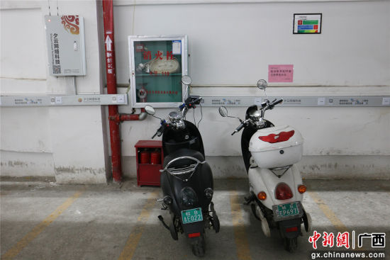 柳州市窯埠古鎮(zhèn)地下停車場(chǎng)的電動(dòng)車充電區(qū)。謝耘 攝