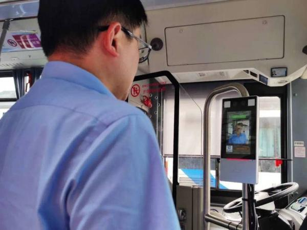 公交車用上人臉識(shí)別：刷臉測(cè)溫、無感通行，這樣的乘車體驗(yàn)爆贊